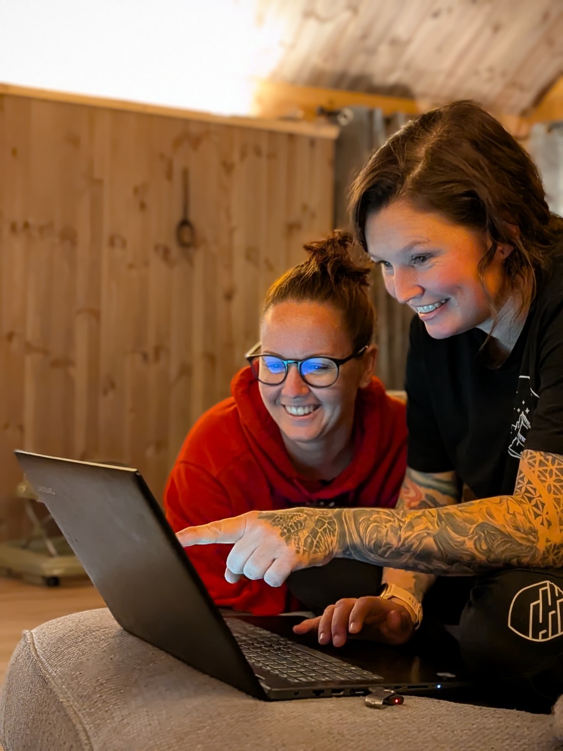 To håndverkere som samarbeider om et tilbud i felt